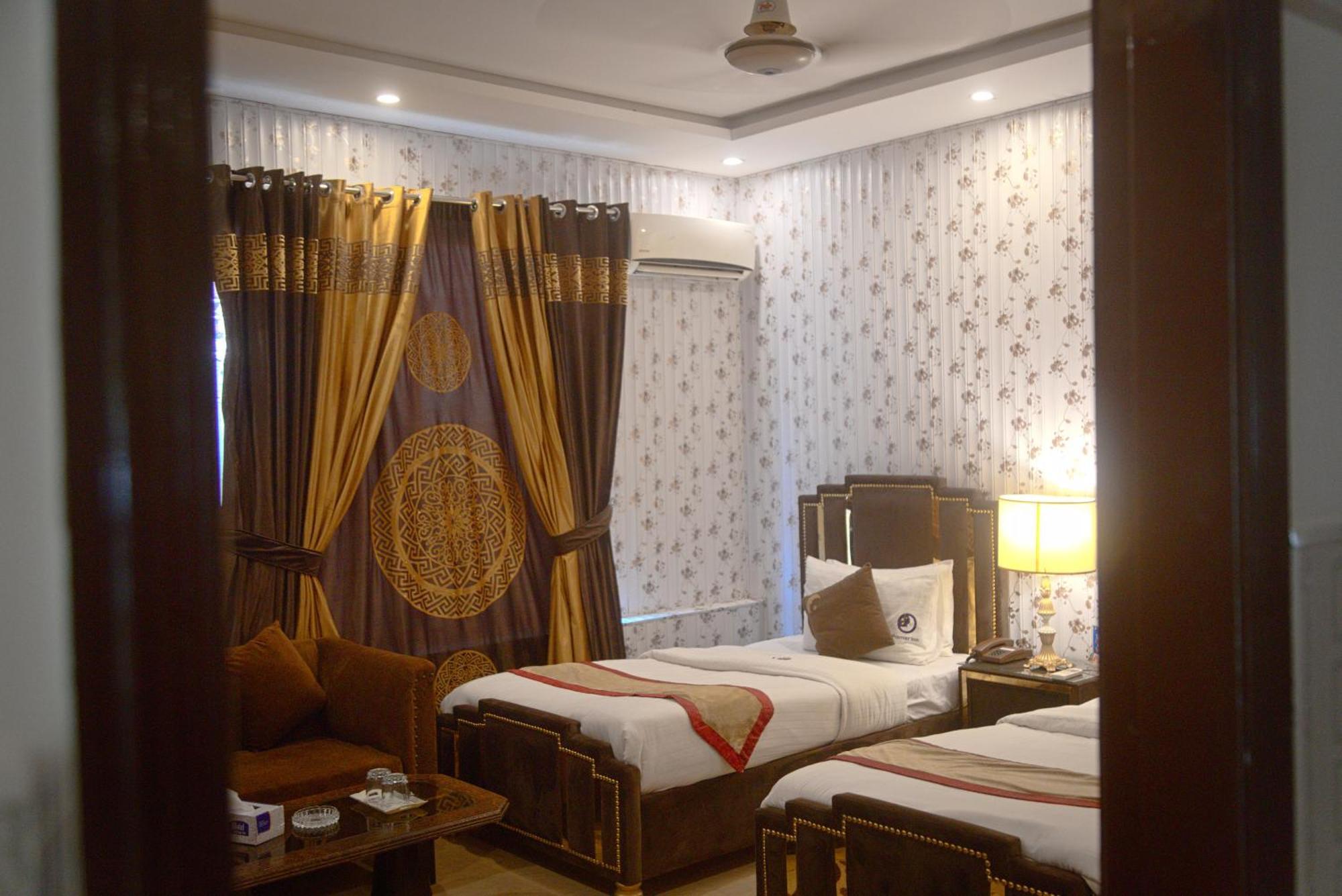 Premier Inn Johar Town Лахор Екстер'єр фото
