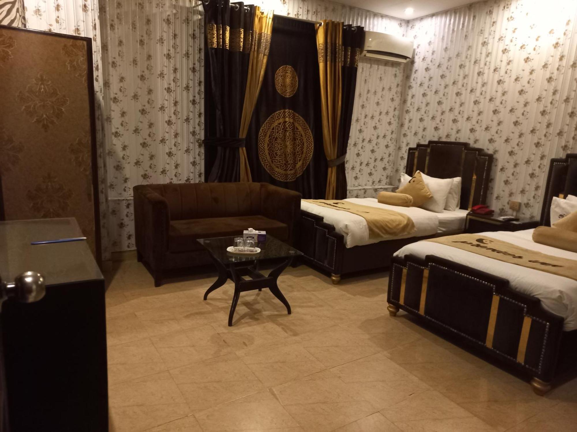 Premier Inn Johar Town Лахор Екстер'єр фото